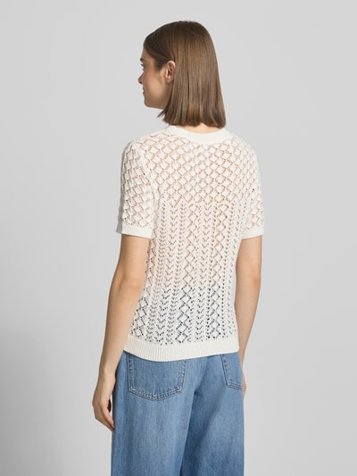 Frauenmodel trägt Regular Fit T-Shirt aus Baumwoll-Mix Modell 'SAGA' von Only mit Optik: Unifarben, Semitransparente-Optik, Strick-Struktur, Rundhals-Ausschnitt, kurzarm, gerippter Rumpfabschluss, Ganzkörperansicht Rückansicht.