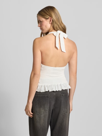 Vrouwenmodel draagt Neckholder-Blusentop met V-hals van Gina Tricot in wit, materiaalmix met stretch, getailleerd model, smokdetail, ruglengte maat S 53 cm, geheelopname achteraan.