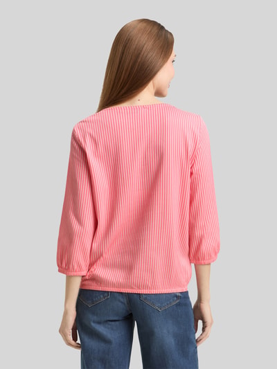 Frauenmodel trägt Regular Fit T-Shirt aus Baumwoll-Mix von Tom Tailor in Rosa mit weißen Streifen, elastische Abschlüsse, Feinripp-Textur, Ganzkörperansicht Rückansicht.