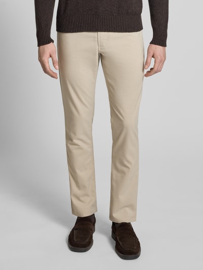 Männermodel trägt Chino mit 5-Pocket-Design von Christian Berg Men in Beige, gerader Schnitt, Material-Mix, Nahaufnahme Oberkörper