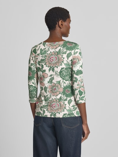 Frauenmodel trägt T-Shirt im Allover-Look mit 3/4-Arm von Christian Berg Woman, florales Muster, Slim Fit, Nahaufnahme Rückansicht.