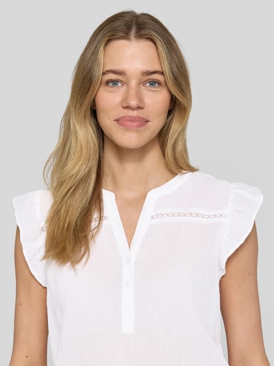 Modelka kobieta ma na sobie Blusenshirt mit kurzer Knopfleiste Modell 'FABIANA' od Soyaconcept z bawełny, prosty krój, dekolt serafino, długość tyłu w rozmiarze S 55 cm, jasny kolor, tekstura delikatna, zbliżenie na górną część ciała, widok z przodu.