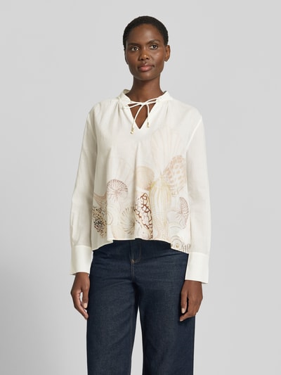 Kobiece modelka nosi Relaxed Fit Bluse mit Schnürung von Marc Cain z bawełny, wzór na całej powierzchni, wiązanie, długość tyłu 59 cm, długość rękawów 60 cm, Ganzkörperansicht von vorne.
