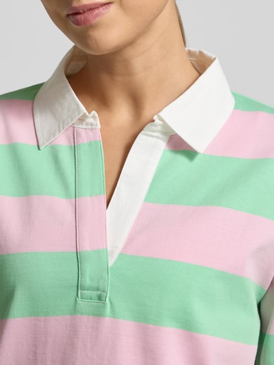 Frauenmodel trägt Regular Fit Poloshirt aus reiner Baumwolle von s.Oliver RED LABEL, mehrfarbig gestreift, Polokragen, Label Stitching, Nahaufnahme Oberkörper.