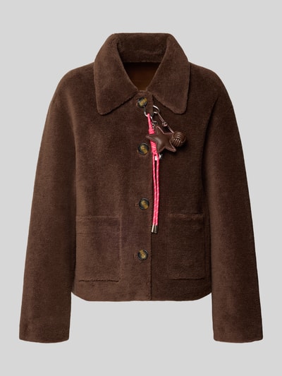 Produktfoto, Regular Fit Jacke aus reiner Wolle von OAKWOOD, brązowa kurtka wełniana z wykładanym kołnierzem, nakładane kieszenie, listwa guzikowa, ozdobne obszycie, długość tyłu w rozmiarze S: 64 cm, szerokość ramion w rozmiarze S: 44 cm, szerokość w rozmiarze S: 53 cm, długość rękawów w rozmiarze S: 64 cm