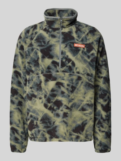 Produktfoto, Fleecepullover mit Label-Details Modell 'Timber Crest™' von Columbia in grün-schwarzem Muster mit Stehkragen und Reißverschluss, gerader Schnitt, Rückenlänge 70 cm, Ärmellänge 73 cm