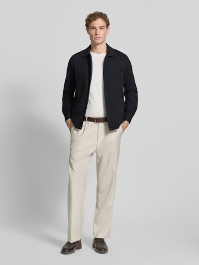 Männermodel trägt Regular Fit Overshirt mit Baumwoll-Anteil - Marc O'Polo × DFB Travel Collection in Unifarben, Ganzkörperansicht von vorne.