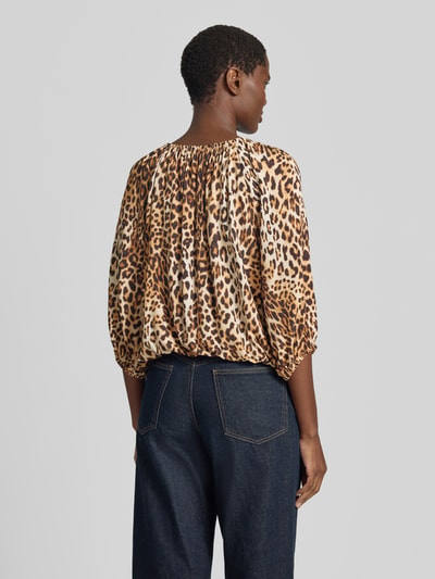 Frauenmodel trägt Blusenshirt aus Viskose mit 3/4-Arm von Emily Van den Bergh, Allover-Leo-Muster, Regular Fit, Rückansicht, Ganzkörperansicht.