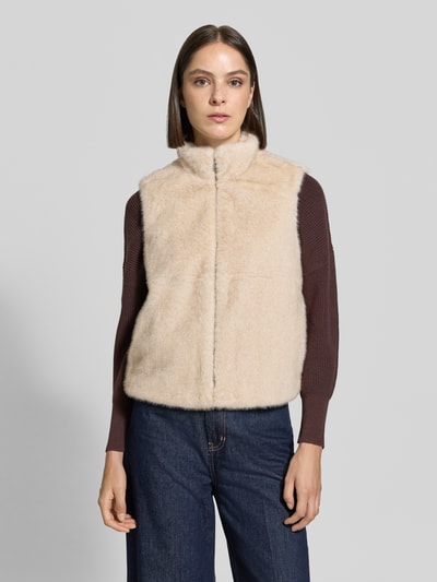 Vrouwenmodel draagt Regular Fit Weste mit Stehkragen van zero in beige kunstbont, rits, vooraanzicht, borstwijdte 51 cm, schouderbreedte 39 cm, ruglengte 60 cm