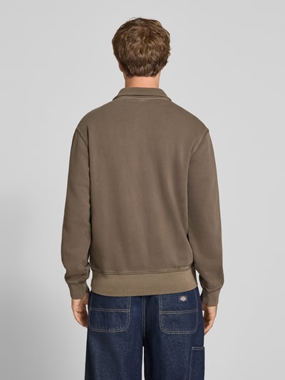 Männermodel trägt Regular Fit Sweatshirt aus reiner Baumwolle von G-Star RAW in Khaki, glatte Struktur, Ganzkörperansicht Rückansicht.