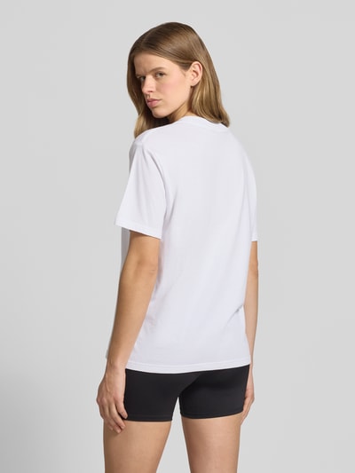 Frauenmodel trägt T-Shirt mit Logo-Print und Rundhalsausschnitt von P.E Nation, Reine Baumwolle, Relaxed-Fit, Rückenlänge 64 cm, Größe S, Ganzkörperansicht Rückansicht
