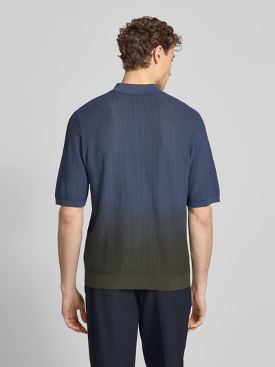 Männermodel trägt poloshirt met knoopsluiting model 'Dani' van Wood Wood in blauw en olijfgroen, puur katoen, regular fit, gebreid shirt, ruglengte bij maat M 68 cm, gebreide textuur, rugaanzicht, ganzkörperansicht rückansicht.