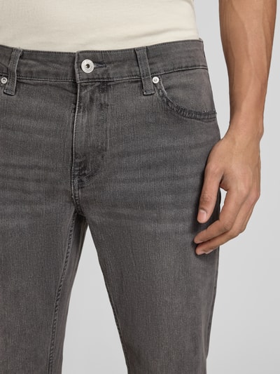 Männermodel trägt Slim Fit Jeans aus Baumwoll-Mix mit Viskose-Anteil Modell 'LOOM' von Only & Sons in Denim-Optik, 5-Pocket-Design, Label-Prägung, Twill-Materialverarbeitung, Nahaufnahme Oberkörper.