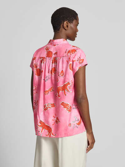 Frauenmodel trägt Regular Fit Bluse im Allover-Look von Milano Italy in Rosa mit Allover-Motiven aus Reiner Baumwolle, Rückenlänge 58 cm, Ärmellänge 4 cm, Hemdblusenkragen, Knopfleiste, Ganzkörperansicht Rückansicht.