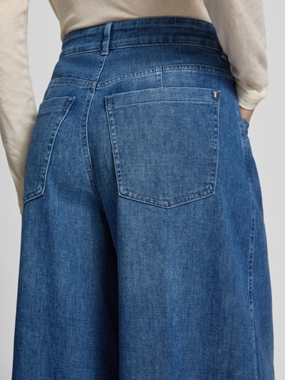 Frauenmodel trägt Loose Fit Jeans mit Eingrifftaschen Modell 'Melli' von Brax, Baumwoll-Mix mit Stretch-Anteil, Wide Leg, Detailaufnahme Rückansicht.