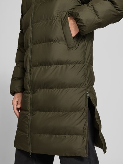 Männermodel trägt Regular Fit Puffer Coat mit ritssluiting van adidas Originals, look: effen, webware, detailaufnahme rechterzij