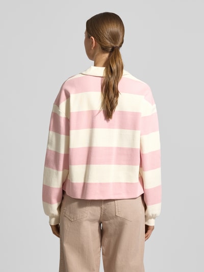 Frauenmodel trägt Sweatshirt mit Umlegekragen Modell 'Glocki' von Opus, Baumwoll-Elasthan-Mix, rosa-weiße Streifen, Gerader Schnitt, elastische Abschlüsse, Ganzkörperansicht Rückansicht.
