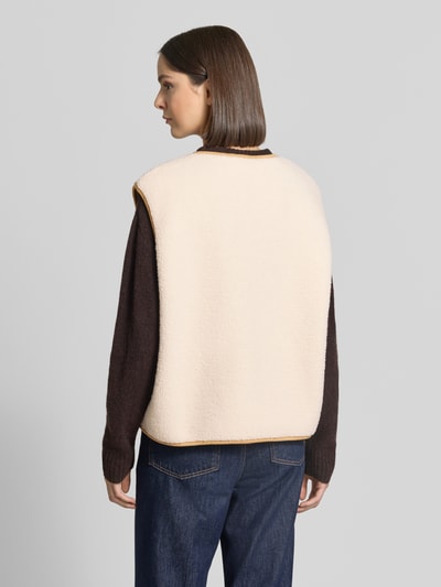 Vrouwenmodel draagt Relaxed Fit bodywarmer met doorlopende knoopsluiting van Christian Berg Woman, teddybont, ronde hals, mouwloos, zijsteekzakken, achterkant volledige lichaamsweergave.
