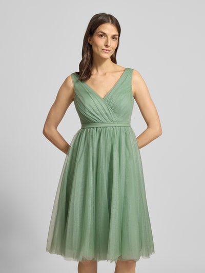 Frauenmodel trägt Cocktailkleid mit V-Ausschnitt von TROYDEN COLLECTION in Mintgrün, taillierter Schnitt, Unicolor, Nahaufnahme Oberkörper.
