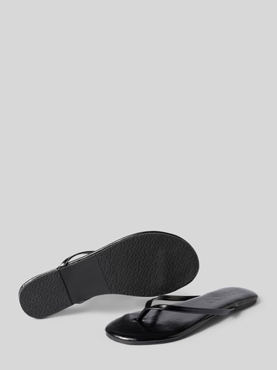 Produktfoto, Zehentrenner mit Label-Prägung von BIANCO in Schwarz, abgerundete Form, flacher Absatz, leicht strukturierte Sohle, Absatzhöhe 1 cm bei Größe 39