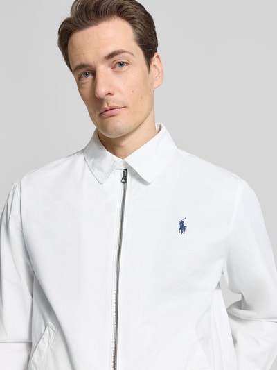 Männermodel trägt Regular Fit Blouson aus reiner Baumwolle von Polo Ralph Lauren in Optik: Unifarben, Nahaufnahme Oberkörper.