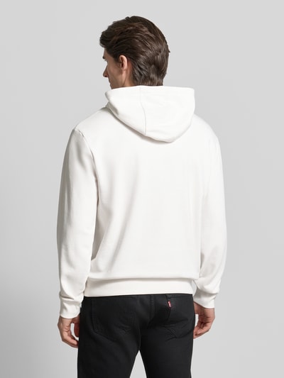 Männermodel trägt Regular Fit Hoodie aus reiner Baumwolle Modell 'DAPO' von HUGO, unifarben, Sweat-Textur, Ganzkörperansicht Rückansicht.