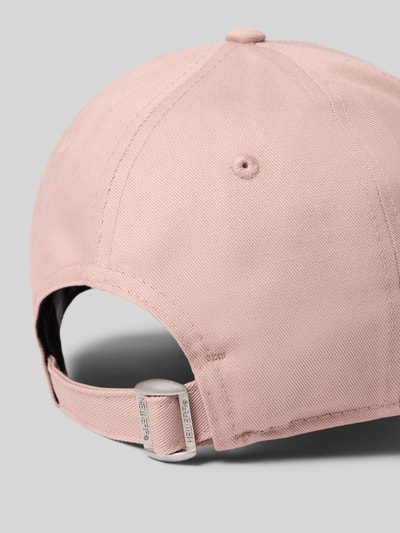 Produktfoto, Base Cap mit Logo-Stitching von New Era in Rosa aus Reine Baumwolle, Strapback-Verschluss, Curved Visor, strukturierte Oberfläche