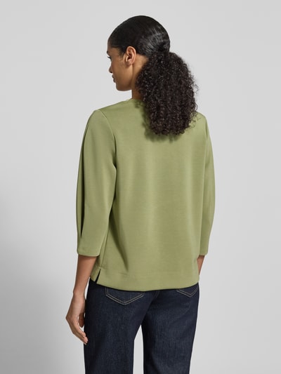 Frauenmodel trägt Comfort Fit Sweatshirt aus Modal-Mix von s.Oliver RED LABEL, Optik: Unifarben in Grün, 3/4-Arm, Materialverarbeitung: Scuba, Ganzkörperansicht Rückansicht.