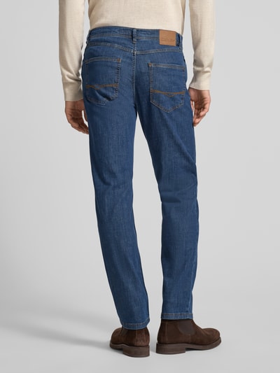 Männermodel trägt Jeans mit 5-Pocket-Design von Christian Berg Men aus blauem Baumwoll-Mix, Gerader-Schnitt, Ganzkörperansicht Rückansicht.