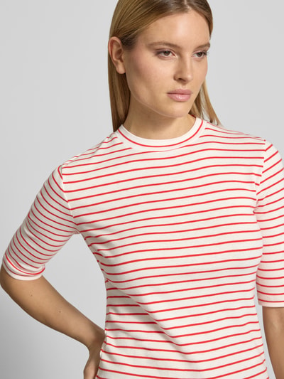 Vrouwenmodel draagt T-shirt met 3/4-mouw van Lanius, puur katoen, slim fit, ronde hals, ruglengte maat 36: 53 cm, close-up bovenlichaam.