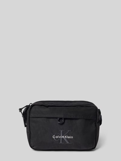 Produktfoto, Crossbody Bag mit Label-Stitching von CK Calvin Klein in Schwarz, Hauptfach mit Reißverschluss, verstellbarer Schulterriemen, Maße ca. 21x15x6 cm, Länge Schulterriemen 80 cm