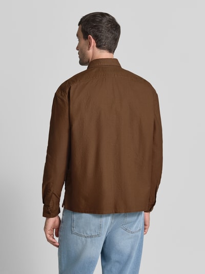 Männermodel trägt Regular Fit Hemdjacke aus reiner Baumwolle Modell 'OSACA' von Polo Ralph Lauren in Braun, Ganzkörperansicht Rückansicht.