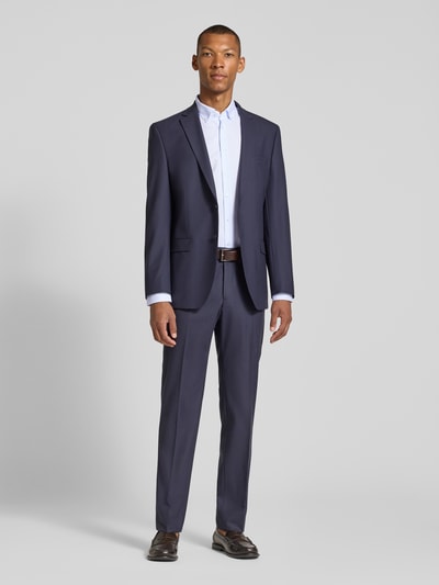 Männermodel trägt Slim Fit Businesshemd aus reiner Baumwolle Modell 'New B.D.' von Seidensticker, Herren Businesshemd, Ganzkörperansicht von vorne.