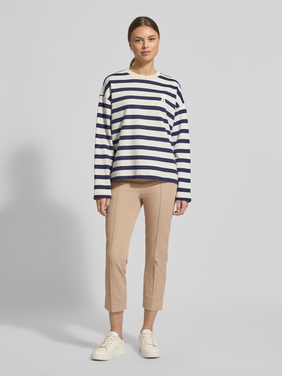 Vrouwenmodel draagt Capribroek met lengtenaden Model 'CAPRI' van SEDUCTIVE, materiaalmix met katoen, regular fit, hele lichaamsvoorzijde.