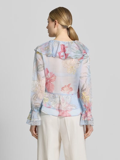 Frauenmodel trägt Regular Fit Bluse mit Volants und Trompetenärmeln von Comma im Allover-Look mit V-Ausschnitt, Rückansicht Ganzkörperansicht