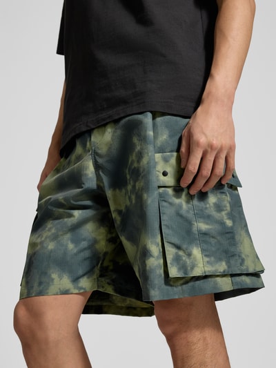 Männermodel trägt Shorts mit Cargotaschen Modell 'Ethan' von Wood Wood aus Baumwoll-Mix im Relaxed-Fit, Nahaufnahme Oberkörper, Bundweite 41 cm, Innenbeinlänge 20 cm, Herren.