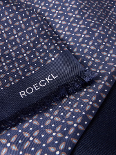 Produktfoto, Schal aus reiner Wolle und reiner Seide von Roeckl mit Label-Print, rechteckig, Fransen, Vorderseite Seide, Rückseite Wolle, blaues Muster