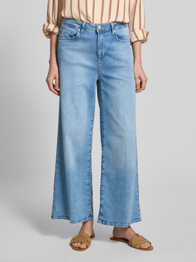 Kobiece model prezentuje Wide Leg Jeans in verkürzter Passform Modell 'SVENTY 7/8' von Raffaello Rossi, mieszanka bawełny i lyocellu, efekt znoszenia, jasnoniebieski, szerokość w rozmiarze 36: 39 cm, długość wewnętrzna nogawki w rozmiarze 36: 70 cm, pełen widok z przodu
