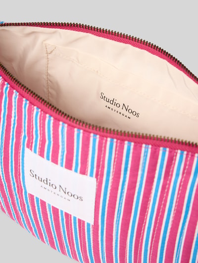 Produktfoto, Bauchtasche mit Logo-Patch Modell 'Poplin' von STUDIO NOOS, różowe, niebieskie i białe paski, wyraźna tekstura materiału, główna komora na zamek, odpinany pasek na ramię, Szerokość w rozmiarze 1: 41 cm, długość 21 cm, głębokość 10 cm, długość paska 64 cm.