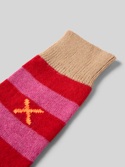 Produktfoto, Socken mit Woll-Anteil van UNIO HAMBURG, elastische materiaalmix met wol, ribboordjes, contraststrepen, rood en roze met oranje detail