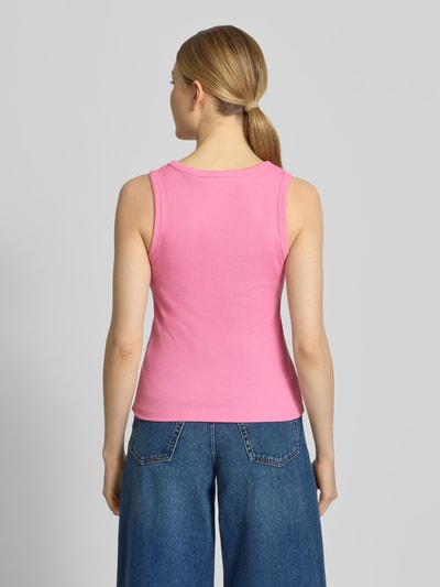 Vrouwenmodel draagt Slim Fit Top uit katoenmix model 'CHLOE' van Vero Moda, effen kleuren, fijnrib materiaalverwerking, ganzebovenaanzicht rugaanzicht.
