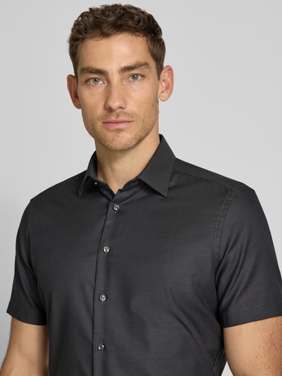 Männermodel trägt Regular Fit Business-Hemd mit Kentkragen von Christian Berg Men aus Reine Baumwolle, Nahaufnahme Oberkörper.