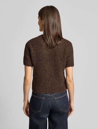 Frauenmodel trägt Regular Fit Sweater mit Woll-Anteil Modell 'Tosca' von Mango in Braun, Strick-Optik, Rückansicht, Ganzkörperansicht.