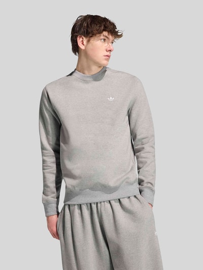adidas Originals Regular Fit Sweatshirt aus Baumwoll-Mix mit Logo-Stitching Mittelgrau Melange 4