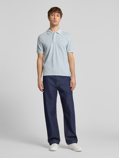 Männermodel trägt Regular Fit Poloshirt aus reiner Baumwolle Modell 'OSCAR' von Pepe Jeans in Optik: Unifarben, Ganzkörperansicht von vorne