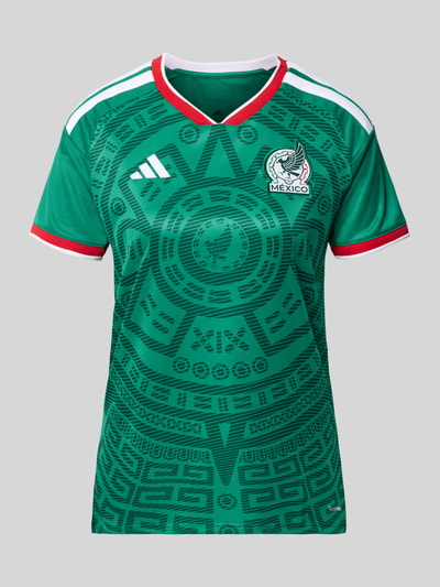 Frauenmodel trägt Regular Fit Trikot mit FMF-Applikation von adidas Sportswear, Mehrfarbig, Optik: mehrfarbig, Passform: Regular-Fit, Kontraststreifen, Logo-Stitching, Ausschnitt: V-Ausschnitt, Ärmelform: Kurzarm, Ganzkörperansicht von vorne.
