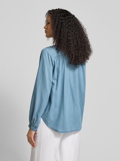 Männermodel trägt Regular Fit Langarmbluse aus Lyocell-Baumwoll-Mix von Marc O'Polo, denim, gładka faktura, krój regular fit, widok z tyłu, Ganzkörperansicht Rückansicht.