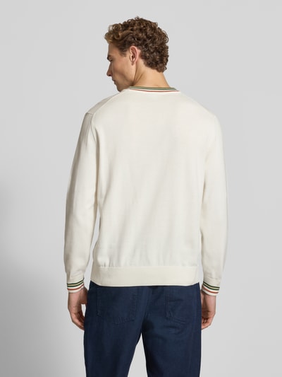 Männermodel trägt Regular Fit Pullover aus reiner Wolle von Lacoste in Weiß, glatte Struktur, Ganzkörperansicht Rückansicht. Herren Pullover von Lacoste
