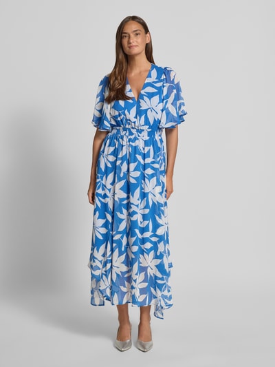 Vrouwenmodel draagt 'Tailliertes Chiffonkleid mit Allover-Muster' van s.Oliver RED LABEL, blauw-wit grafisch en bloemig, taillering met geraffte tailleband, kort schmetterlingsmouw, chiffon en crêpe maxijurk, v-hals, voorkant volledig lichaam.