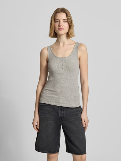 Frauenmodel trägt Slim Fit Tank Top aus Bio-Baumwoll-Mix Modell 'KITTE' von Pieces, Optik: Unifarben, Knopf-Detail, Ripp, Ganzkörperansicht von vorne.